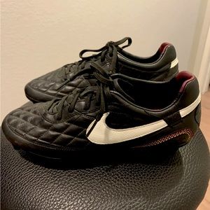 Perfect nike ronaldinho r10 tiempo SG football/soccer cleats. Black & Purple